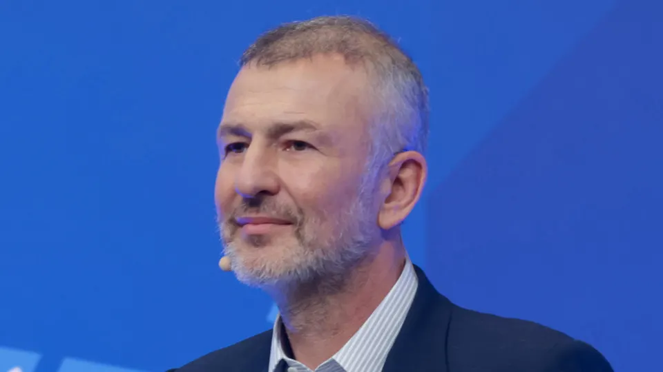 Андрей Мельниченко согласился перевести в образовательный центр «Сириус» 32 млрд рублей — после этого Генпрокуратура отозвала иск о переводе энергетической компании СИБЭКО в доход государства.