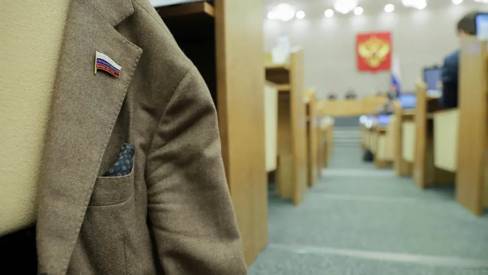 Правительство поддержало инициативу отменить наказания для депутатов региональных парламентов за отсутствие или несвоевременную подачу деклараций о доходах. Законопроект требует доработки и связан с предыдущими изменениями в правилах декларирования.