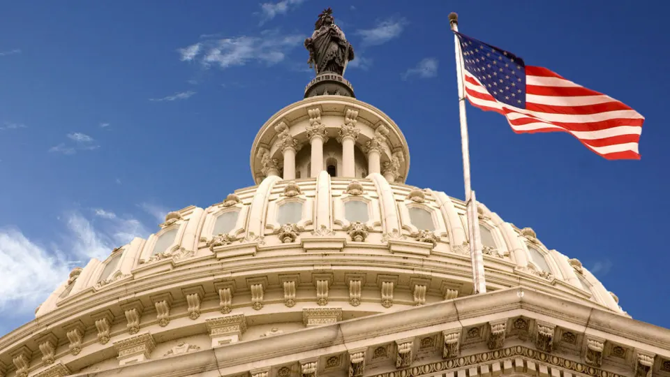 Законопроект предоставляет президенту США право вводить 500‑процентные пошлины на импорт из стран, покупающих российскую нефть, газ и уран, и применять вторичные санкции. Сенаторы заявляют о значительном прогрессе после согласования с Белым домом и рассчитывают на скорое принятие.