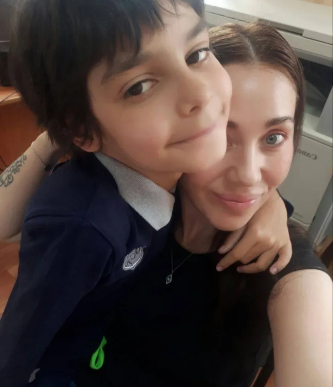 Ирина Турбина переехала в Пермь, чтобы быть рядом с сыном — 15‑летним Арсением, осуждённым на пять лет. Она рассказывает, как в колонии задерживали лекарства, ставили двойки, устраивали провокации и завели новое уголовное дело после бунта.