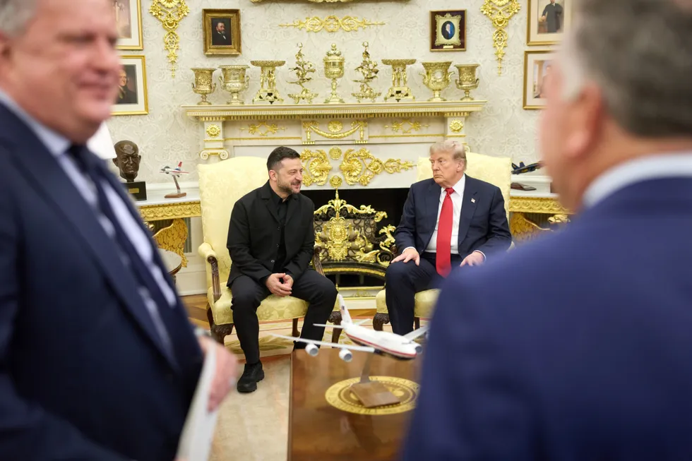 Владимир Зеленский провёл в Белом доме встречу с президентом США Дональдом Трампом. По итогам обсуждались просьбы Украины об экстренной поставке ракет для систем Patriot, планы визита спецпосланников и возможное усиление санкций против покупателей российских углеводородов.
