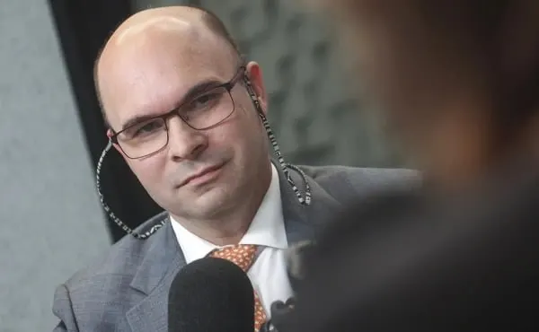В ходе часовой прямой линии зампред Банка России рассказал о курсе рубля, ключевых факторах его движения, ставках по вкладам и рисках для инфляции.