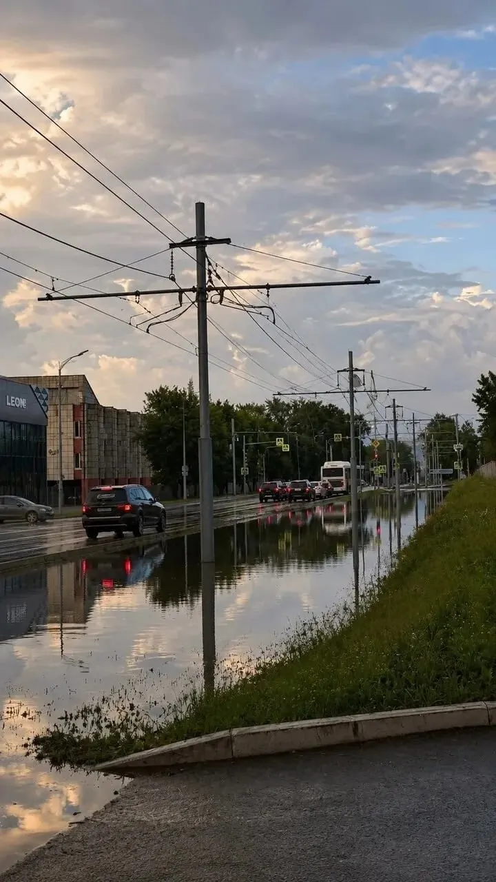 После сильного дождя в Перми оказались затоплены шоссе Космонавтов, центр города и трамвайные пути в Мотовилихе — местные жители публикуют кадры с затопленными улицами.