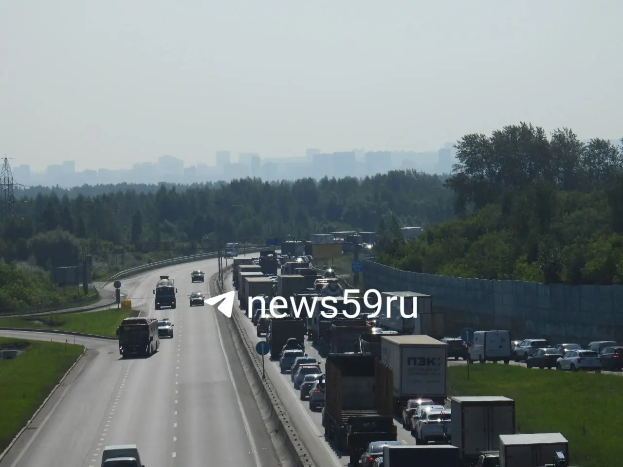 На подъезде к Красавинскому мосту со стороны Закамска скопилась большая пробка.