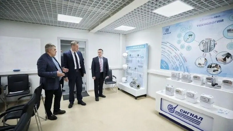 Совет ЕС в опубликованном постановлении указал, что предприятие из Энгельса производит комплектующие для вооружения и оказывает поддержку ВС России в зоне СВО; ограничения введены в рамках 21‑го пакета санкций.