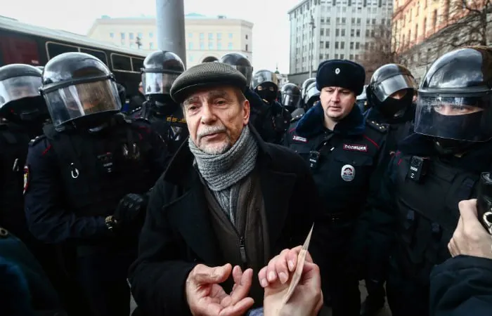 В Хорошевском суде Москвы началось заочное рассмотрение дела против 84‑летнего Льва Пономарева: прокурор требует 6,5 года колонии и запрет администрирования сайтов на 10 лет по статьям о деятельности «нежелательной организации» и нарушениях закона об «иностранных агентах».