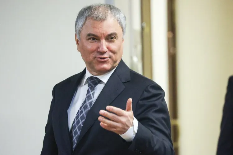 Спикер Госдумы предложил активнее пользоваться электротранспортом: скоростной трамвай, по его словам, может разгрузить дороги, улучшить экологию и стать более дешёвой альтернативой наземному метро. Приоритет по развитию рельсового транспорта он предложил отдавать там, где сохранились выделенные полосы.
