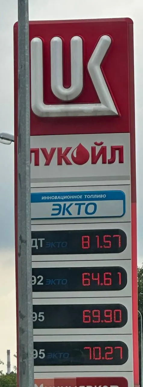В медицинском центре «Биомед» после технического перерыва возобновили приём. Перед входом выстроилась очередь примерно 400 метров.