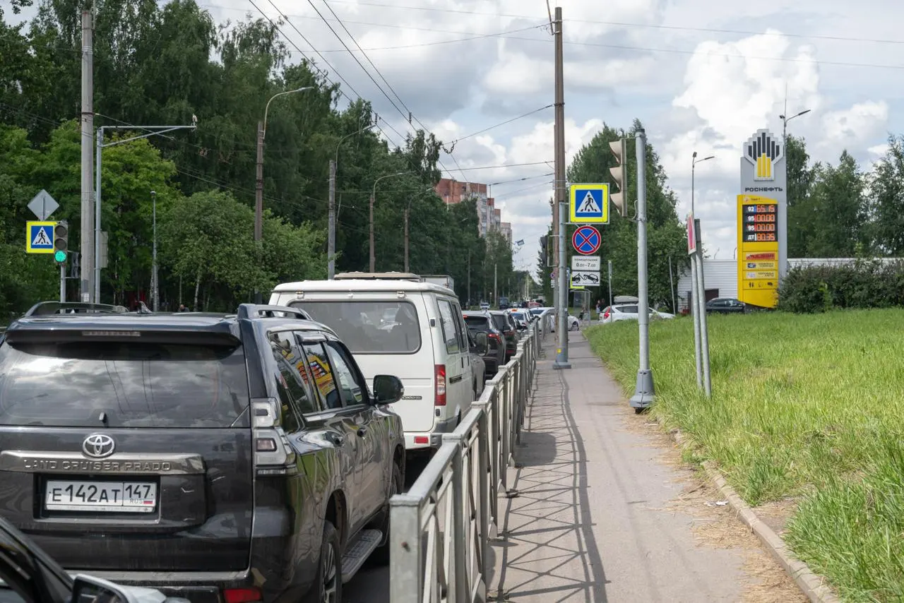 Хотя в июле в России временно снизили экологический стандарт до Евро‑3, на большинстве петербургских АЗС по-прежнему продают бензин Евро‑5 — сотрудники предлагают водителям самим проверять сопроводительные документы.