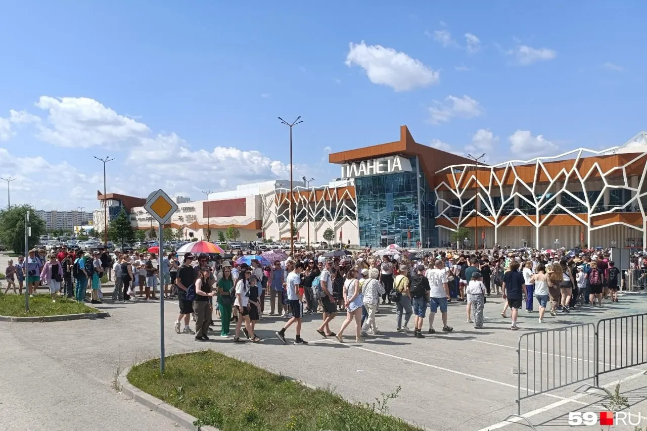 На аэродроме «Фролово» собрались посетители, ожидающие бесплатный трансфер на авиафестиваль «Крылья Пармы». Кульминацией программы станет пролет группы «Стрижи» на МиГ‑29 — мероприятие продлится до 17:00.