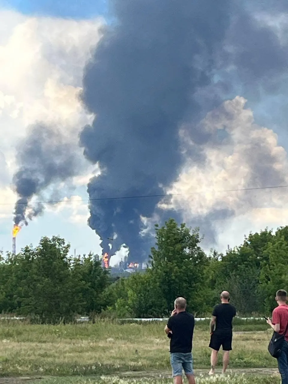 Масштабная атака беспилотников привела к возгоранию на Омском нефтеперерабатывающем заводе; власти подтвердили достижение дронов северного промышленного узла Омска и введение ограничений в аэропорту.