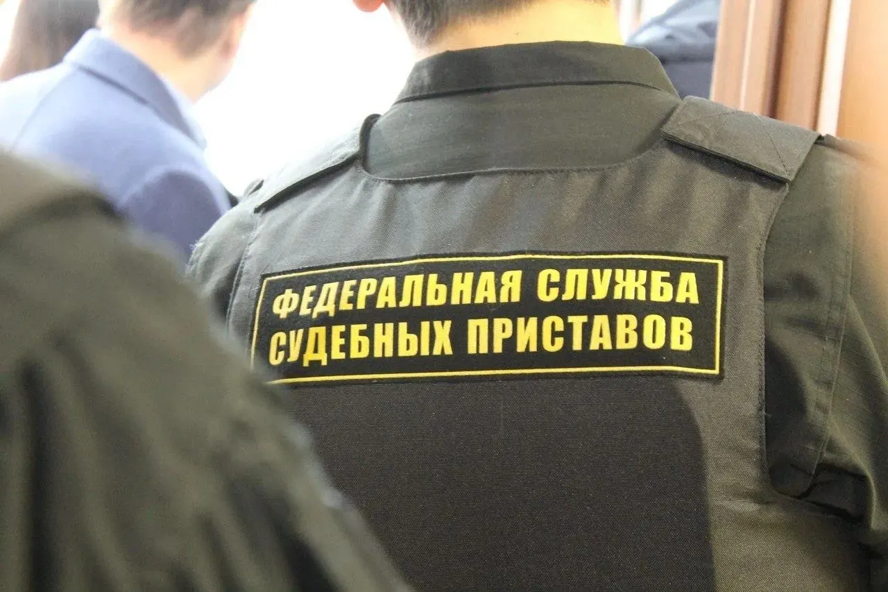 Суд признал виновной руководительницу отдела судебных приставов Свердловского района в получении взятки и незаконной передаче данных; ей назначили 4 года колонии и штраф, но предоставили отсрочку для воспитания ребёнка.