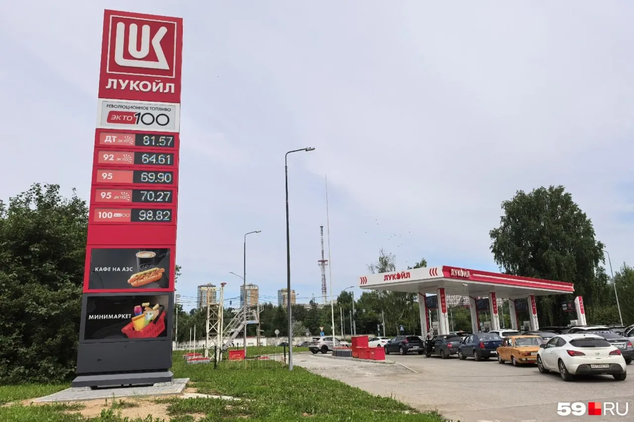 По данным продаж на АЗС в Перми, 42% автомобилистов приобретают менее 30 литров топлива; пятая часть берет меньше 20 литров, некоторые — по 2–5 литров.