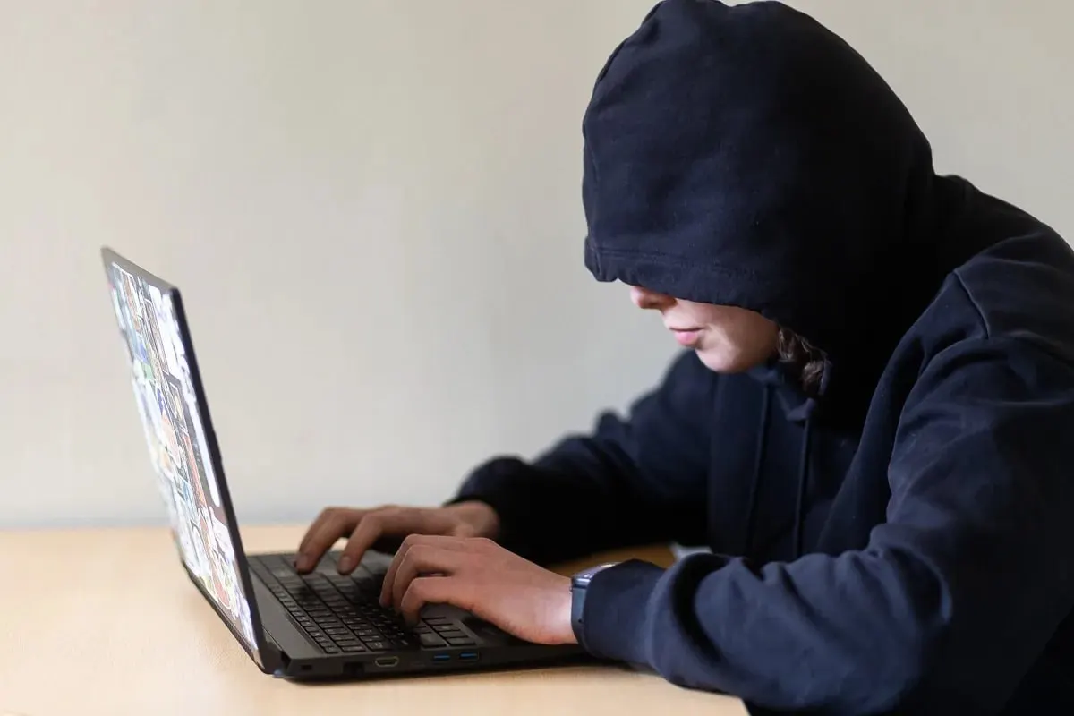 Проект предлагает через суд запретить преследователю приближаться, посещать привычные места и выходить на связь с жертвой. Документ отправлен на оценку в правительство; при принятии закон может вступить в силу 1 января 2027 года.