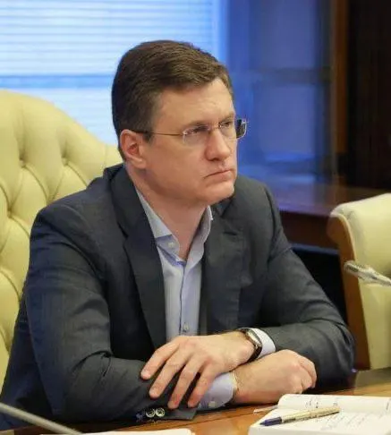 Александр Новак провёл совещание с федеральными органами, главами регионов и отраслевыми компаниями; даны поручения по ежедневному мониторингу и оперативным мерам для недопущения локальных сбоев в поставках топлива.
