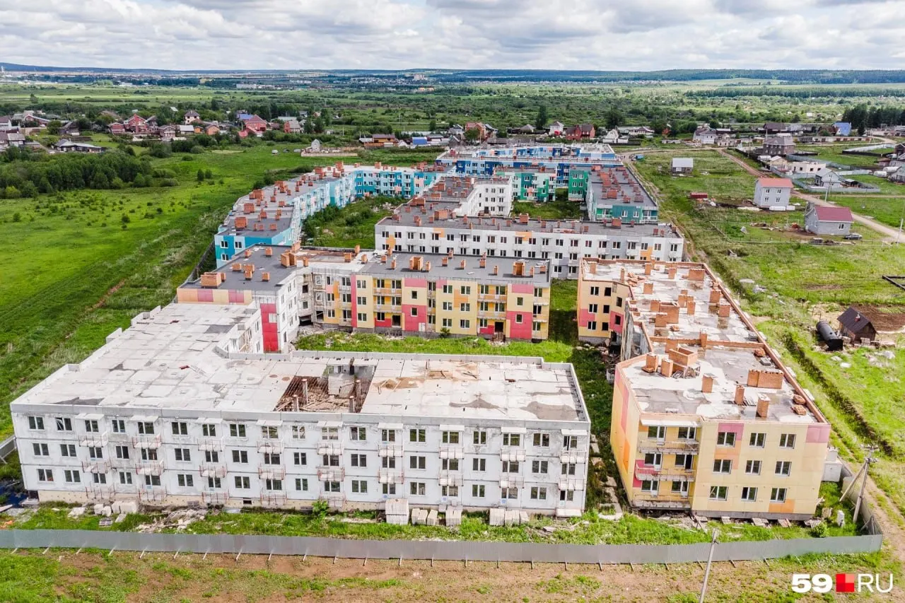 Комплекс, строительство которого началось в 2013 году и было остановлено после банкротства застройщика, выставили на продажу. Недостроенные дома огорожены и охраняются.