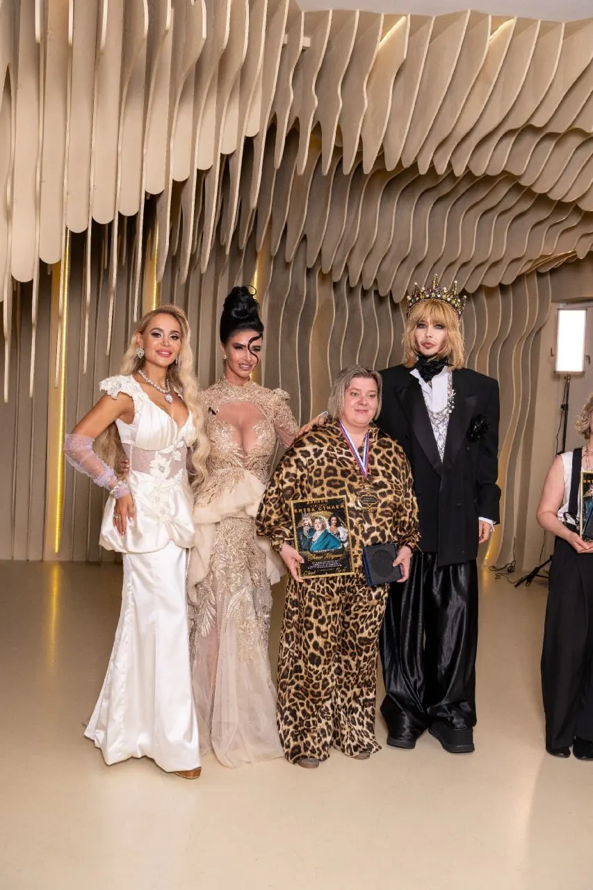 Евгения Мазеина показала ручные платья, в создании которых помогла её 11‑летняя дочь Вероника. Коллекция получила награду «Триумф «Битвы стилей»» — статуэтку вручал Сергей Зверев.