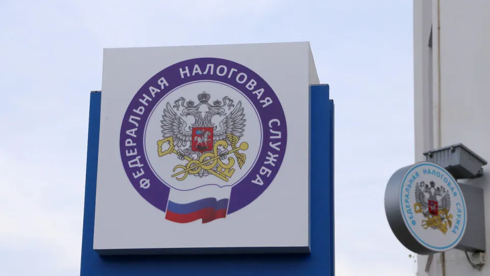 Налоговая служба направляет письма работающим и безработным, купившим недвижимость или автомобили без сопоставимых доходов. Это часть мер по повышению собираемости на фоне дефицита бюджета и роста наличного оборота.