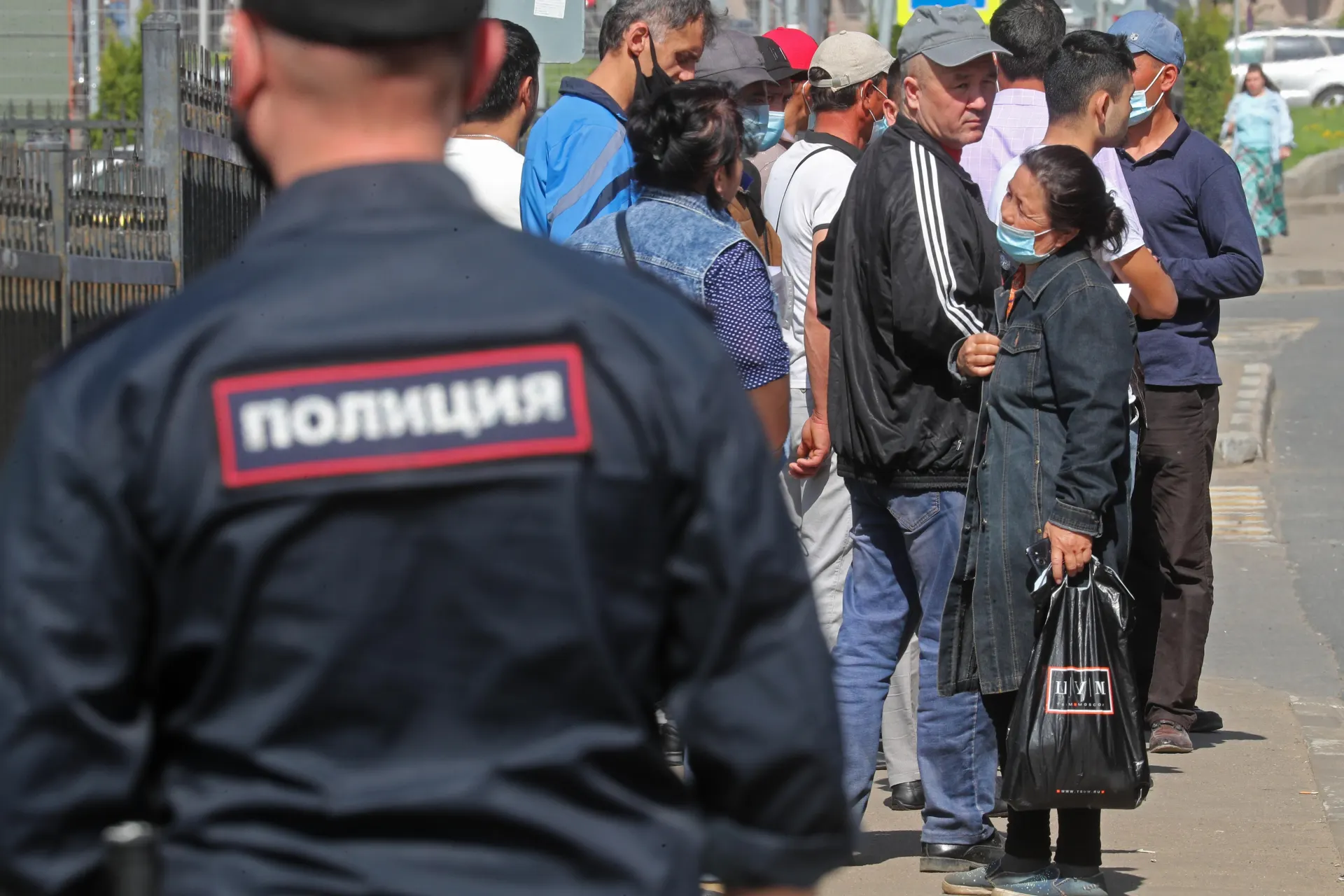 Правительство подготовило поправки ко второму чтению, которые сделают депортацию иностранцев обязательной за ряд правонарушений, включая дискриминацию и неповиновение законному требованию пограничника.