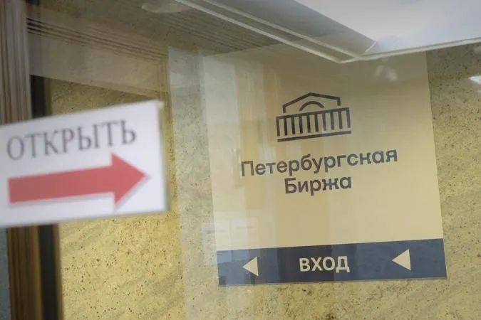 Компании смогут приобретать бензин только для собственных нужд или на поставку конкретному конечному потребителю; массовые перепродажи через посредников будут ограничены. Изменения призваны повысить прозрачность поставок и обеспечить приоритет конечным потребителям.
