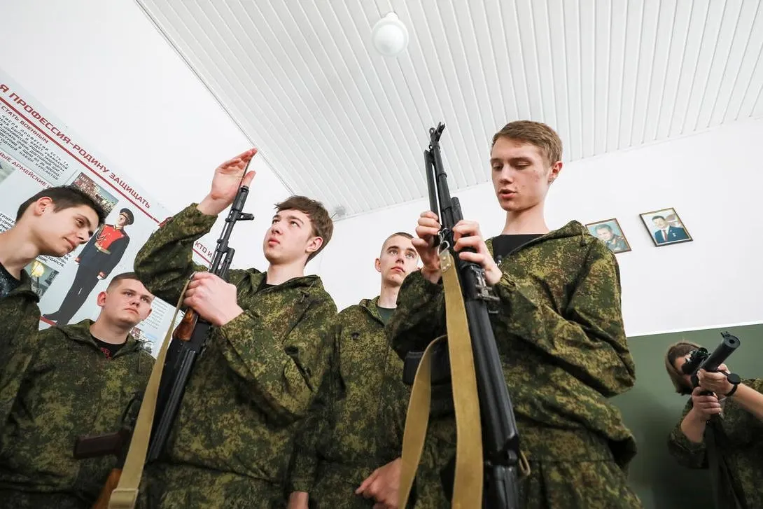В проекте приказа — разделение «Основ безопасности и защиты Родины» на курсы «Безопасность жизнедеятельности» и «Начальная военная подготовка». Новые правила запланированы к введению с 1 сентября; на каждый курс выделено по 34 часа.