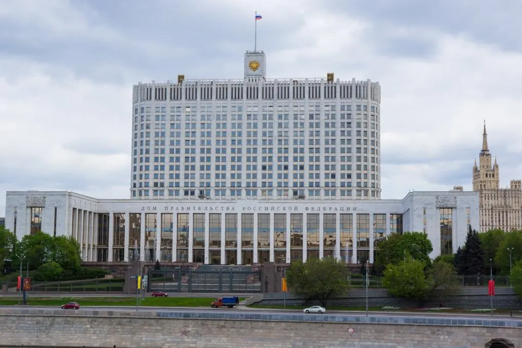 В Госдуму внесён законопроект, который расширяет перечень преступлений, при наличии судимости или обвинения по которым Минобороны сможет заключать контракты в период мобилизации, военного положения или военного времени; часть категорий всё же останется исключённой.