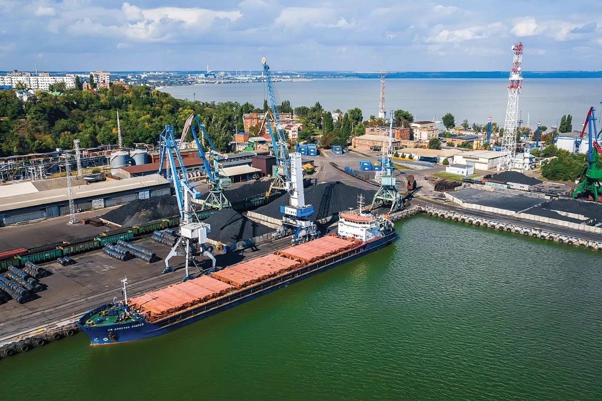 Из‑за атак беспилотников отгрузка из портов Азовского моря приостановлена. Минсельхоз предложил компенсировать до 90% затрат на перевозку зерна в альтернативные порты Черного и Балтийского морей.