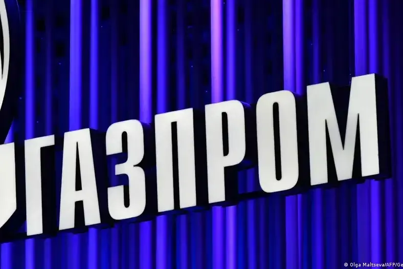 По внутренним документам «Газпрома» заключён контракт с Минобороны на формирование резервных мобильных групп для патрулирования и защиты объектов газоснабжения. Резервисты пройдут отбор, медкомиссию и двухмесячное обучение; контракт заключается на три года, участникам обещаны выплаты Минобороны и компенсации от работодателя во время сборов.