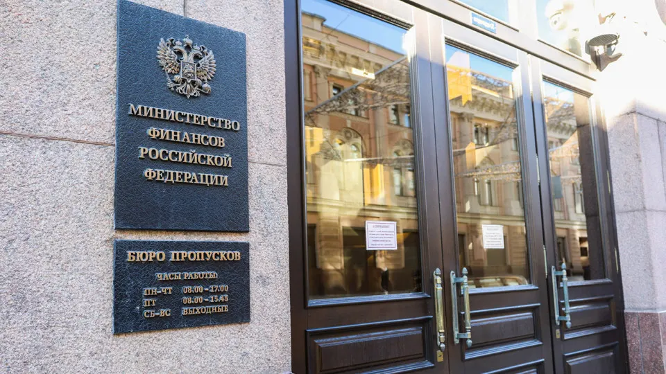 После 2022 года федеральный бюджет оказался в устойчивом дефиците: госдолг растёт, затраты на проценты по займам утроились и становятся одной из крупнейших статей расходов, что создаёт риск долговой спирали.