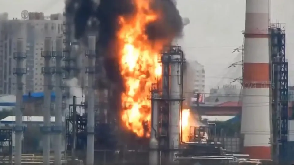 Остановка ряда крупных нефтеперерабатывающих заводов в начале июля привела к дефициту автобензина: выпуск сократился до 65% от обычного летнего потребления, дефицит достигает примерно 40–45 тыс. тонн в сутки.