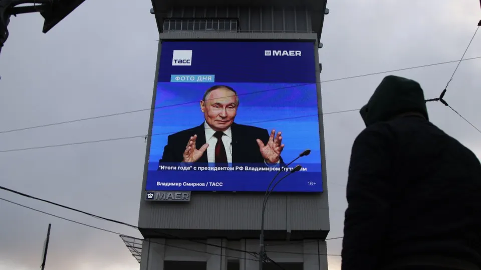 Нехватка бензина в регионах, введение талонов и QR‑контроля привели к самому сильному недельному снижению уровня одобрения главы государства с 2018 года. Кризис усиливает бытовое недовольство и накладывается на общий экономический спад.