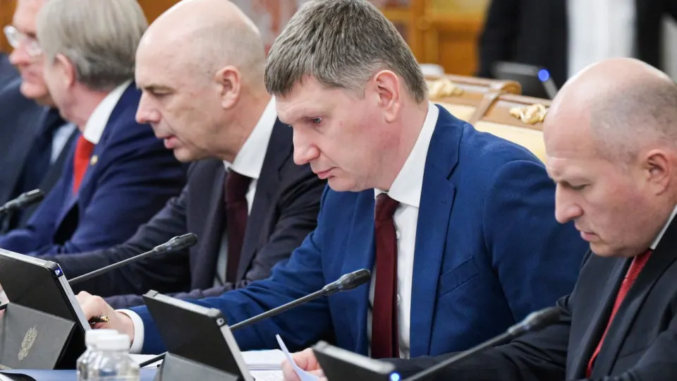 По оперативным данным Минэкономразвития ВВП РФ вырос всего на 0,2% за январь–май; промышленность и инвестиции в целом стагнируют, регионы расходятся по динамике, возможен спад по итогам года.