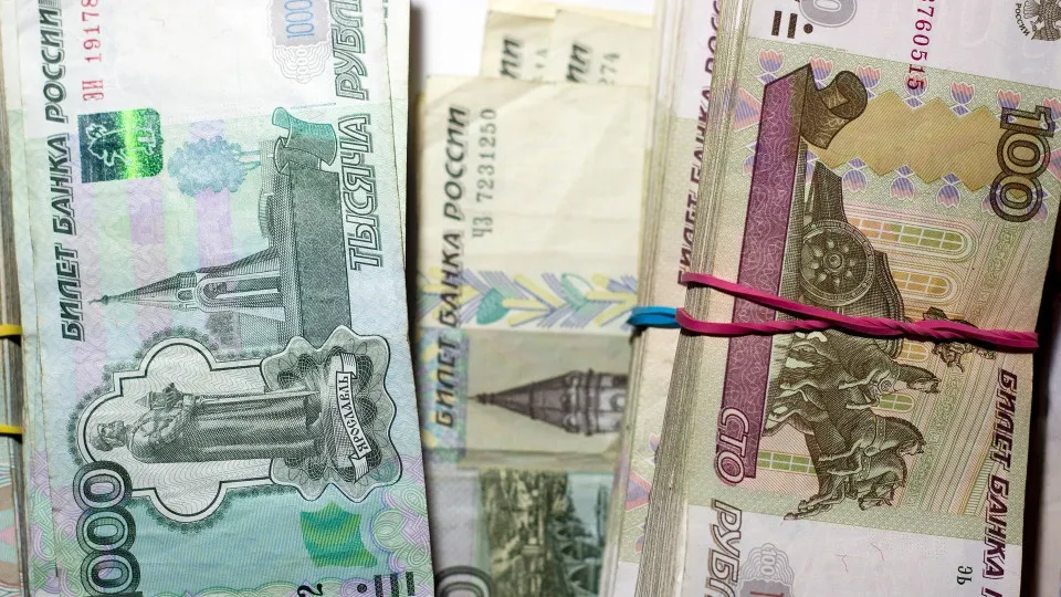 По данным Центробанка, спрос на наличные во второй половине июля резко вырос — банки теряют оборотные средства, обращаются к операциям репо и фиксируют рост проблемных кредитов.