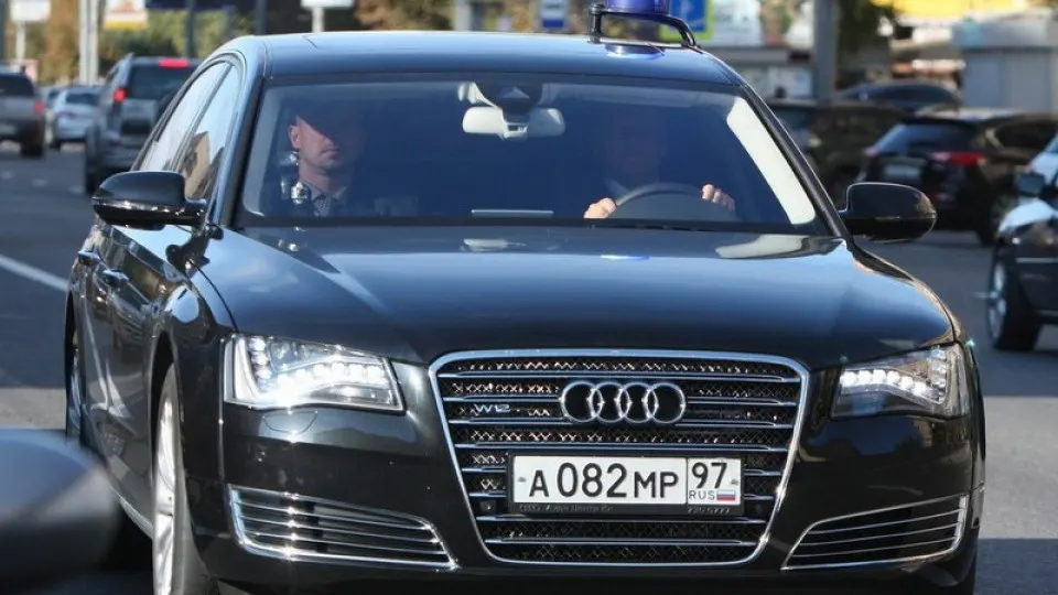 Автозаправки в нескольких регионах стали обслуживать в первую очередь госслужащих и экстренные службы. Это совпадает с массовым введением лимитов на продажу топлива и резким падением переработки нефти.