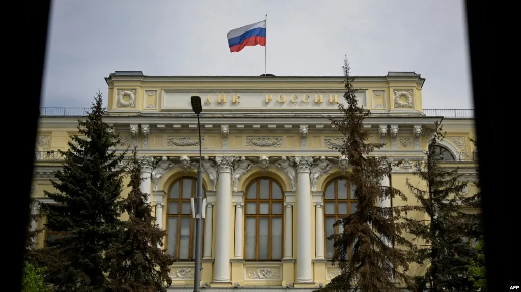 Центральный банк России расширил перечень криптовалют, допускаемых к публичному обращению на биржах, и объявил сроки внедрения новых правил обращения криптоактивов.