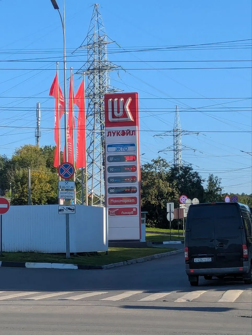 Из‑за тревог и угроз беспилотников в регионе закрываются АЗС, растут очереди за бензином и ухудшается доступ к топливу; ситуация затрагивает Урал, Сибирь и Поволжье.