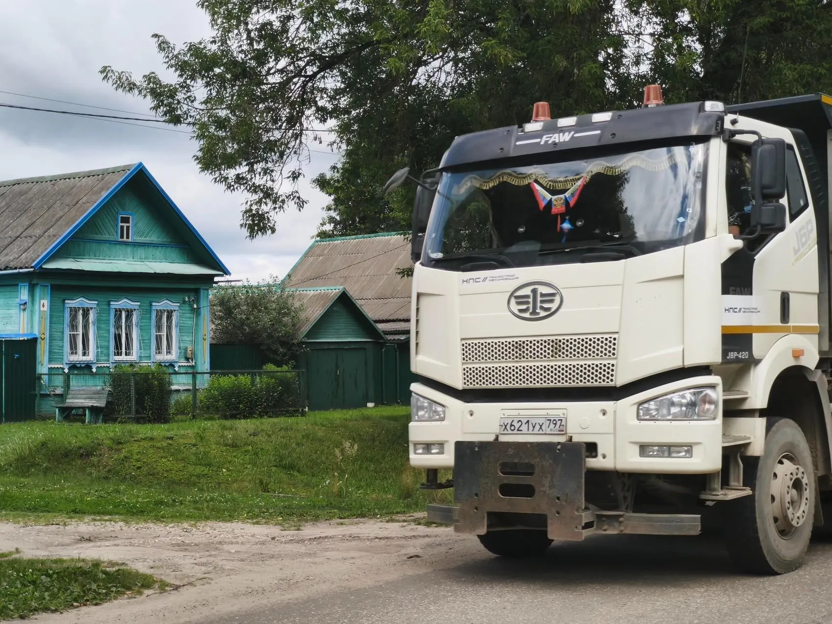 Часть жителей лишилась жилья в рамках проекта ВСМ, другие боятся соседства с грузовиками и поездами, и готовятся к новой реальности.