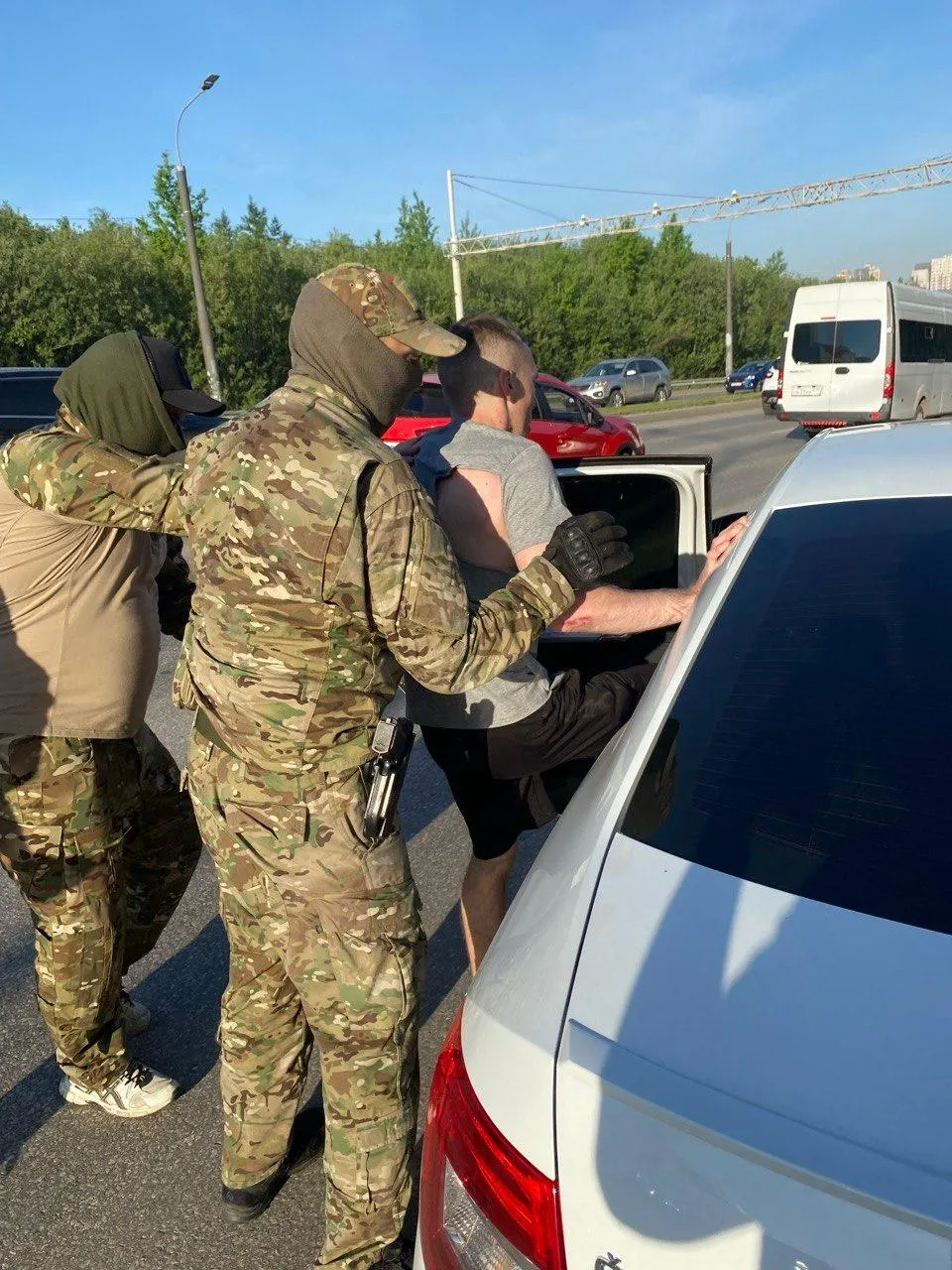 ФСБ заявила о задержании гражданина, подозреваемого в государственной измене за фотографирование стратегических объектов инфраструктуры и передачу снимков через Telegram.