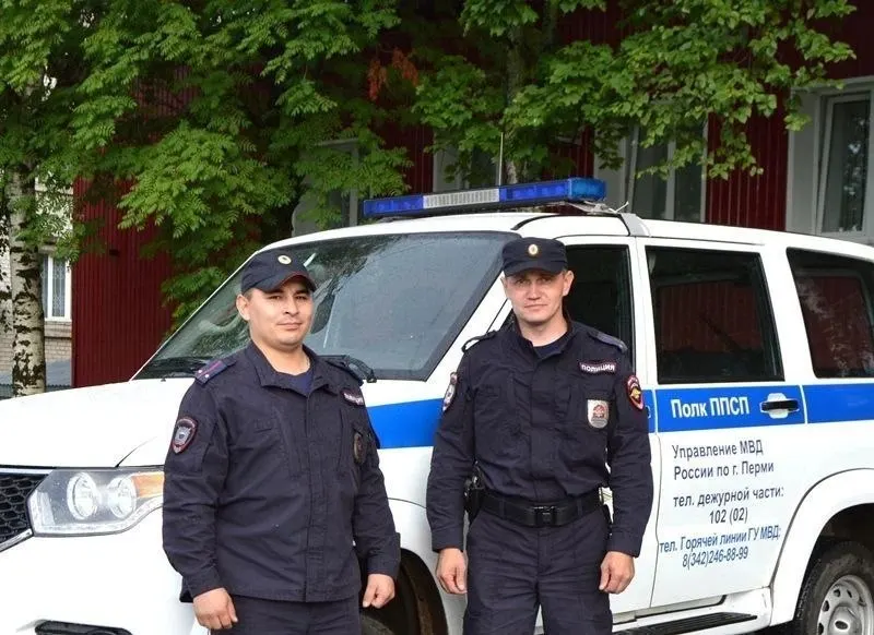 Двое полицейских прыгнули в воду и вытащили пострадавшую. Очевидцы помогли подняться на берег, а медики оказали помощь.