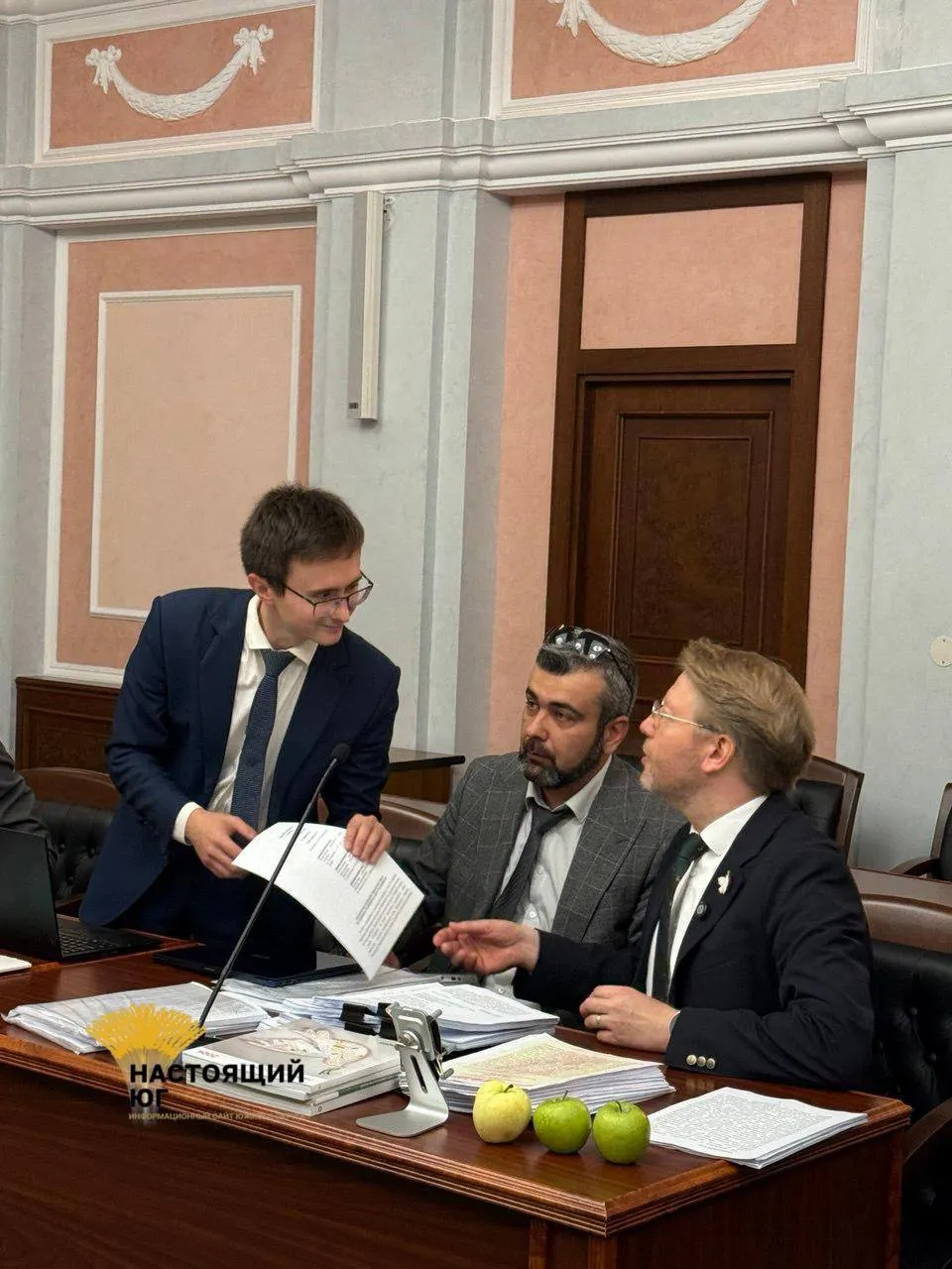 На слушаниях обсуждают предполагаемые нарушения агитационных правил, авторских прав и соглашения с OpenAI; решение Верховного суда может повлиять на текст бюллетеня.