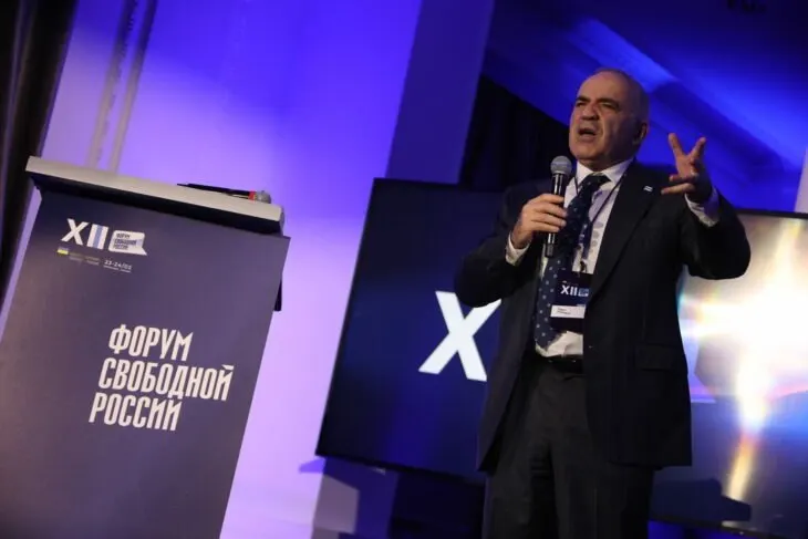 Форум, созданный Гарри Каспаровым и Иваном Тютриным, заявил, что запланированные выборы не приводят к реальной конкуренции и являются иллюзорной демонстрацией поддержки текущего курса.