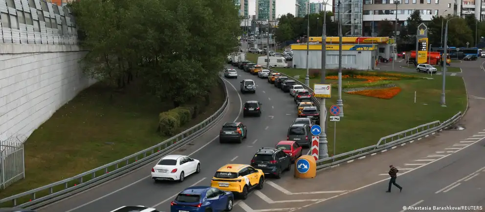 Дроны нанесли удар по НПЗ, что привело к снижению выпуска бензина; пострадавшие мощности в Перми, Нижегородской области и Ярославле демонстрируют кризис в топливном секторе.