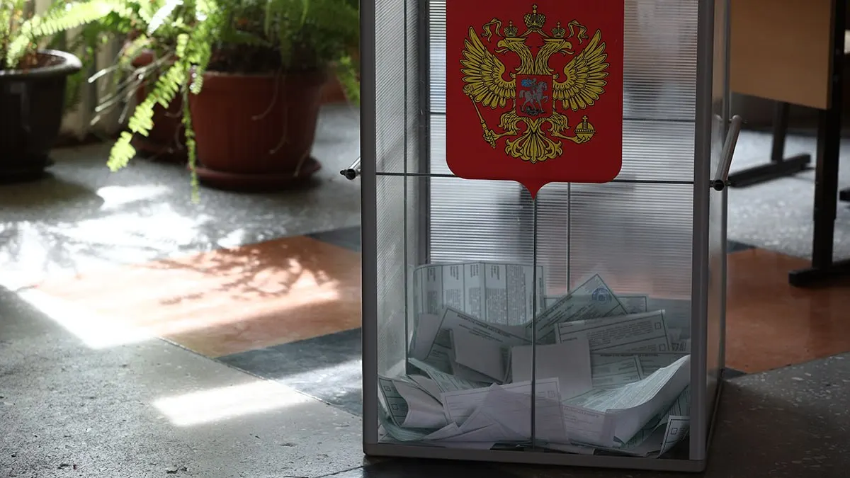 Муниципальный фильтр снижает зарегистрированных кандидатов и указывает на падение интереса к выборам; кампании проходят параллельно выборам в Госдуму и конкуренция минимальна.
