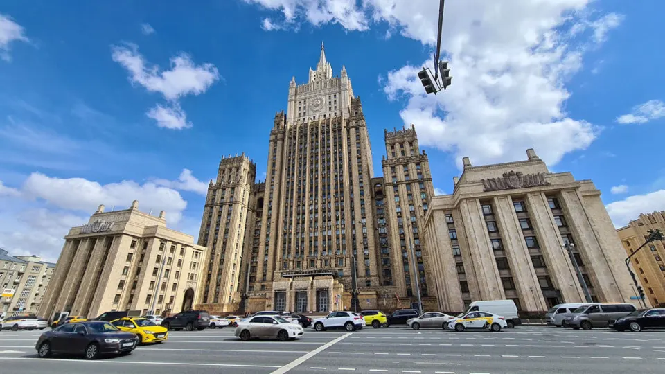 Заместитель министра иностранных дел заявил, что без решения первопричин кризиса любые попытки остановить военные действия недопустимы; Москва считает, что эскалация со стороны Киева должна быть прекращена.