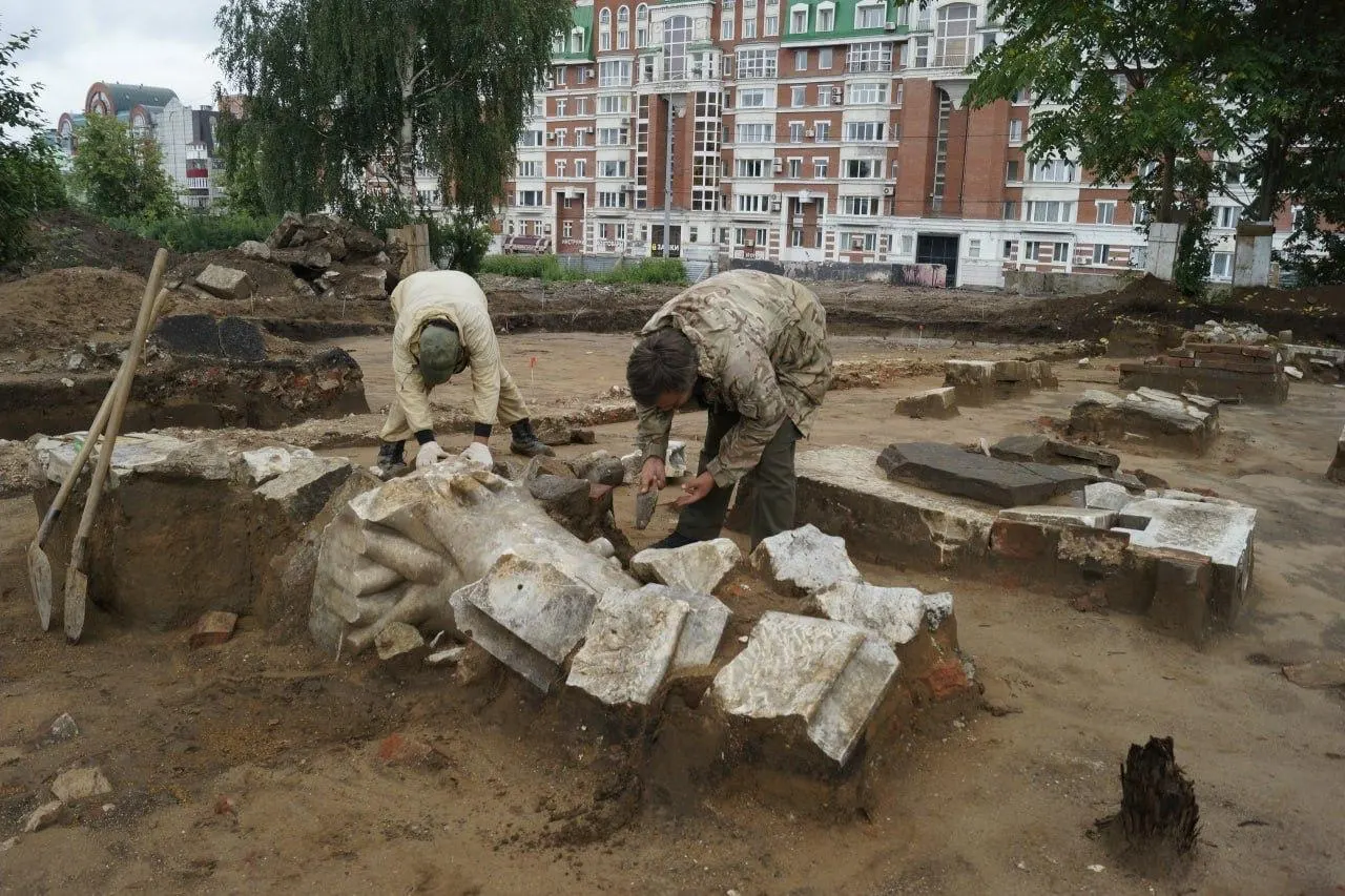 Археологические раскопки на Архиерейском кладбище Перми выявили около 600 могил; исследование помогает понять историю территории и её прошлое.