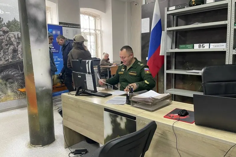 Официальные лица опровергли слухи о мобилизации и подтвердили набор контрактников. Эксперты считают, что зарубежные публикации служат давлению на общество.
