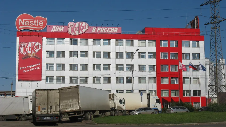Рассматривается введение временного управления в российских подразделениях Nestlé; речь идёт о шести производственных площадках в нескольких регионах, решение ожидается в ближайшее время.