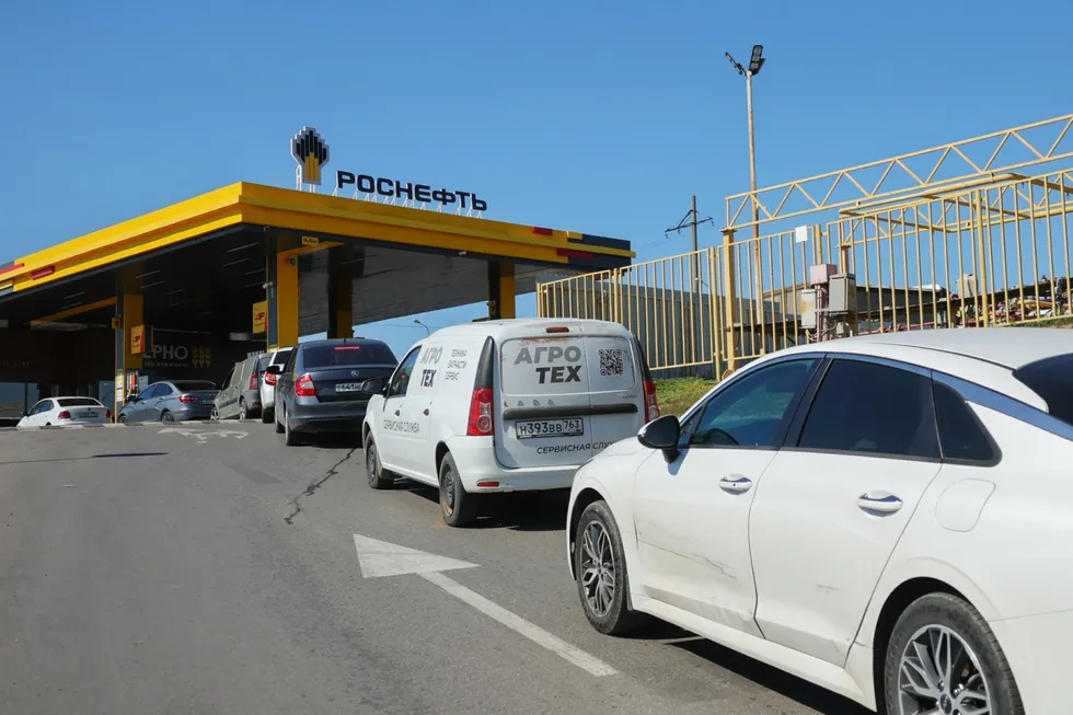 В стране вновь действуют ограничения на продажу топлива, возникают очереди на заправках и растут цены на бензин и дизельное топливо, ситуация охватывает сотни регионов.