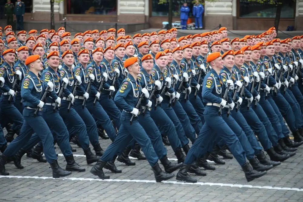 Законопроект предлагает право военнослужащих спасательных формирований применять физическую силу и огнестрельное оружие в рамках служебной деятельности, но с ограничениями.