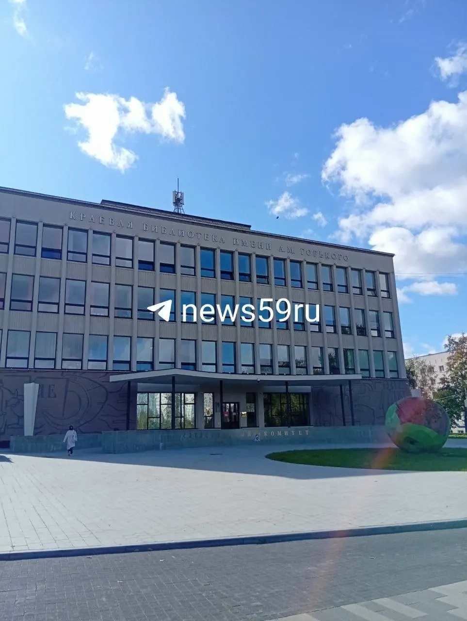 На здании библиотеки в Перми обнаружили вывеску Следственного комитета с гербом ведомства; позднее вывеску сняли. В городе идут съемки детективного сериала Наследник, для которых на фасаде организованы полицейские декорации; комментарии по проекту не раскрываются без согласования продюсеров.